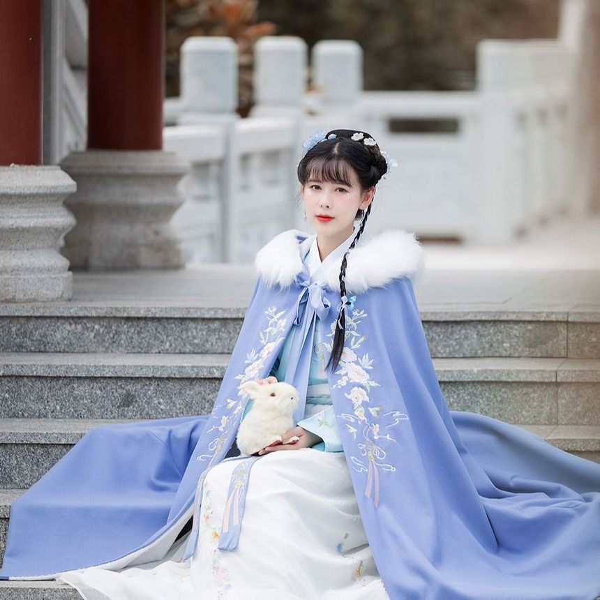 Traditional Chinese Fluffy Cape / Long SpreePicky