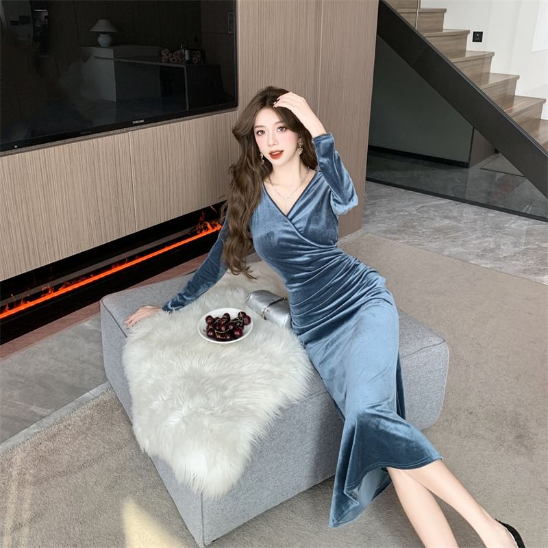 Long-Sleeve V-Neck Plain Velvet Ruched Midi A-Line Dress SpreePicky