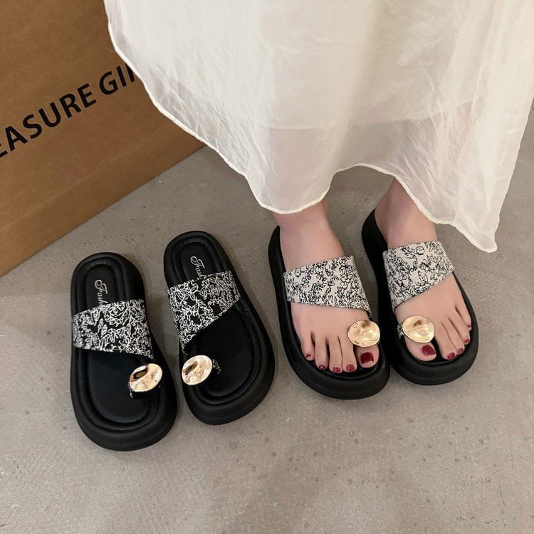 Platform Floral Print Metal Accent Toe Loop Slide Sandals SpreePicky