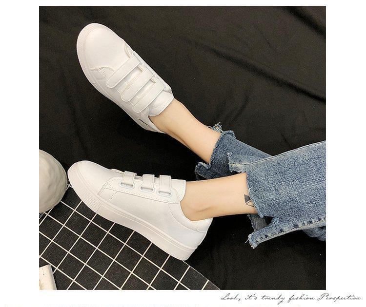 Casual Sneakers With Heart-Shaped Decor SpreePicky