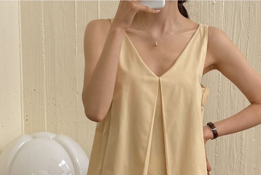 Sleeveless V-Neck Plain Flowy Blouse SpreePicky