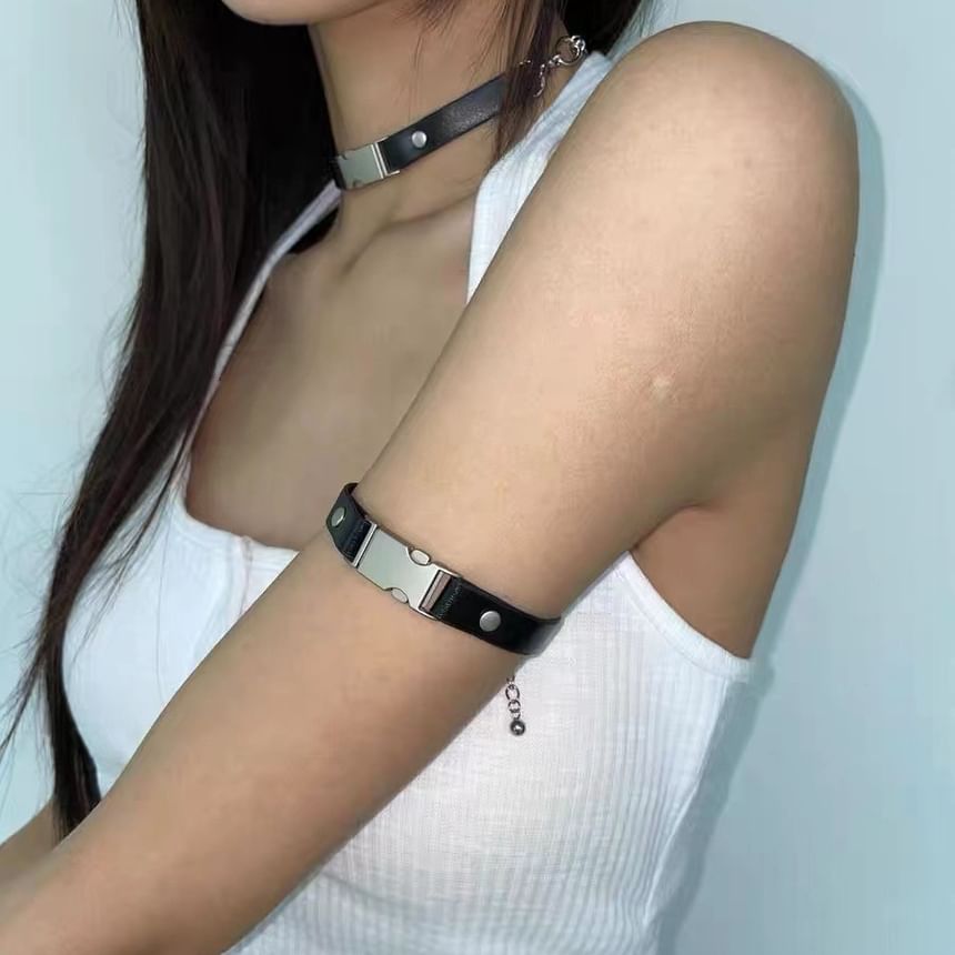 Faux Leather Buckled Choker / Bracelet SpreePicky