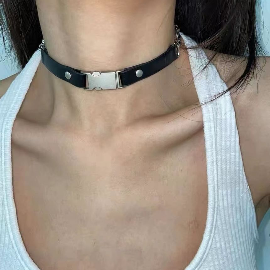 Faux Leather Buckled Choker / Bracelet SpreePicky