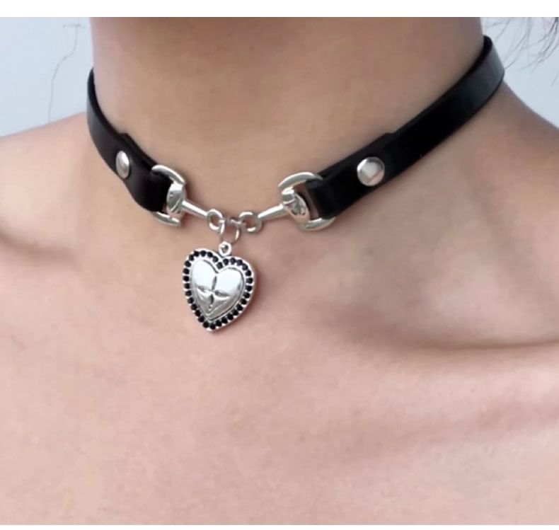 Heart Pendant Faux Leather Choker SpreePicky