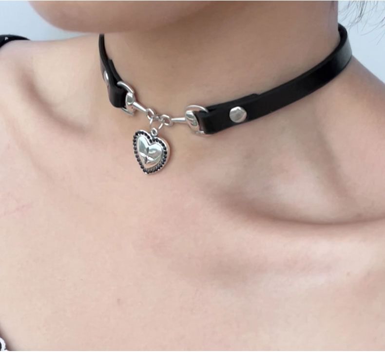 Heart Pendant Faux Leather Choker SpreePicky