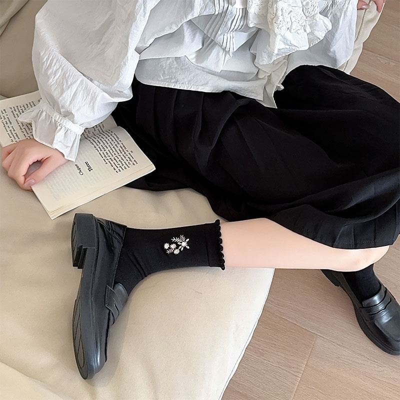 Flower Embroidered Scallop Trim Crew Socks SpreePicky