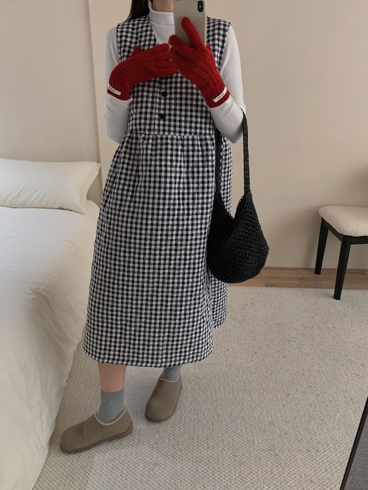 Long-Sleeve Mock Neck Plain Tee / V-Neck Gingham Quilted Half-Buttoned Midi Jumper Dress SpreePicky