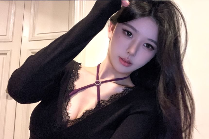 + Long-Sleeve Set: V-Neck Top Lace Halter-Neck Tee Crop Trim FashionChic