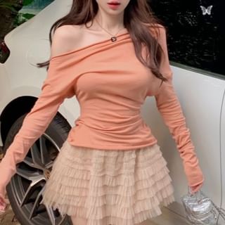 Long-Sleeve Off-Shoulder Plain Slim Fit T-Shirt / High Waist Tiered Mini A-Line Tulle Skirt SpreePicky