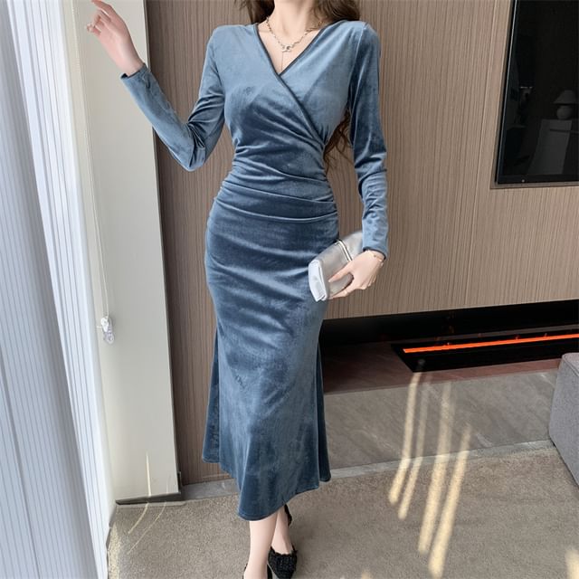 Long-Sleeve V-Neck Plain Velvet Ruched Midi A-Line Dress SpreePicky