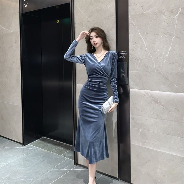 Long-Sleeve V-Neck Plain Velvet Ruched Midi A-Line Dress SpreePicky